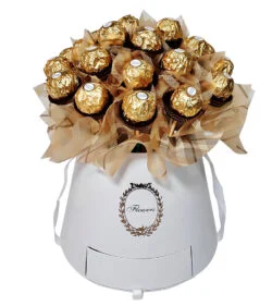 זר שוקולדים 'פררו רושה' ארוז בקופסה מעוצבת בצבע לבן, כאשר חלקה העליון בצבע זהב של עטיפות השוקולדים.