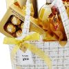 תיק מעוצב המכיל מבחר מוצרים מתוקים משובחים