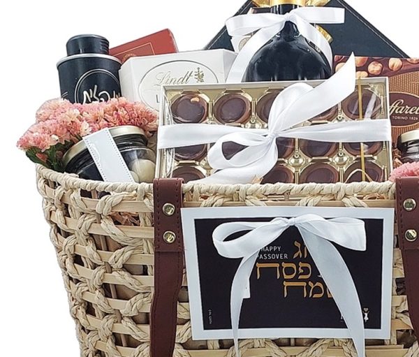 שפע בפסח- סלסלה מעוצבת להמלאה בשפע מתוקים ומשקאות לחג החרות