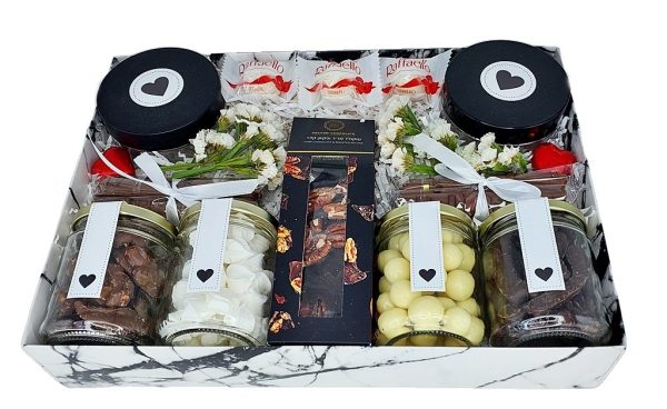 סלסלת שוקולדים ומתוקים לפינוק מתוק