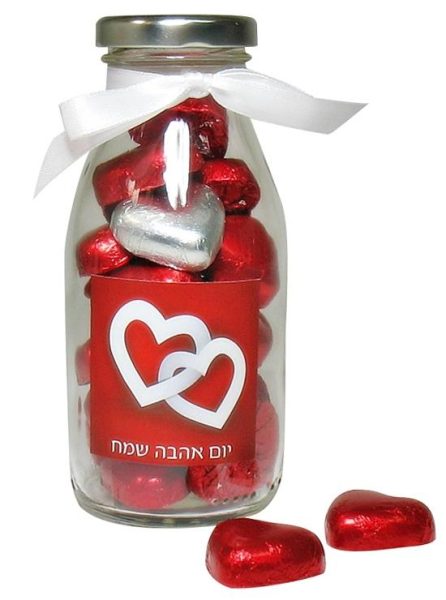 בקבוק שי ליום האהבה - מלא בלבבות שוקולד
